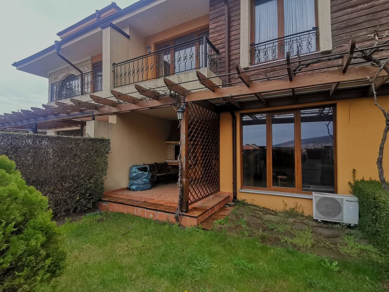 Przestronny dwupokojowy townhouse z ogrodem i tarasami w Sveti Vlas