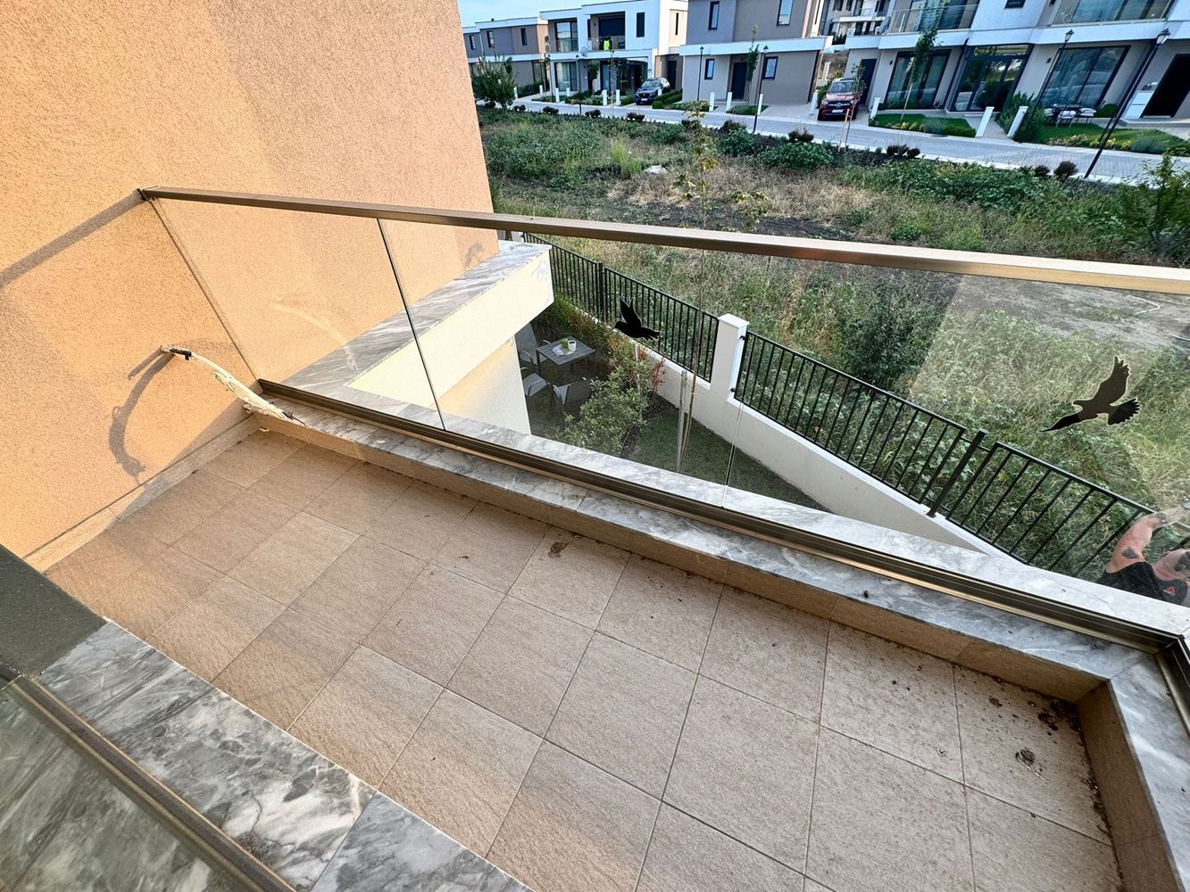  Nowoczesny dwupiętrowy dom z ogrodem w luksusowym kompleksie między Pomorie a Sarafovo – styl, przestrzeń i natura