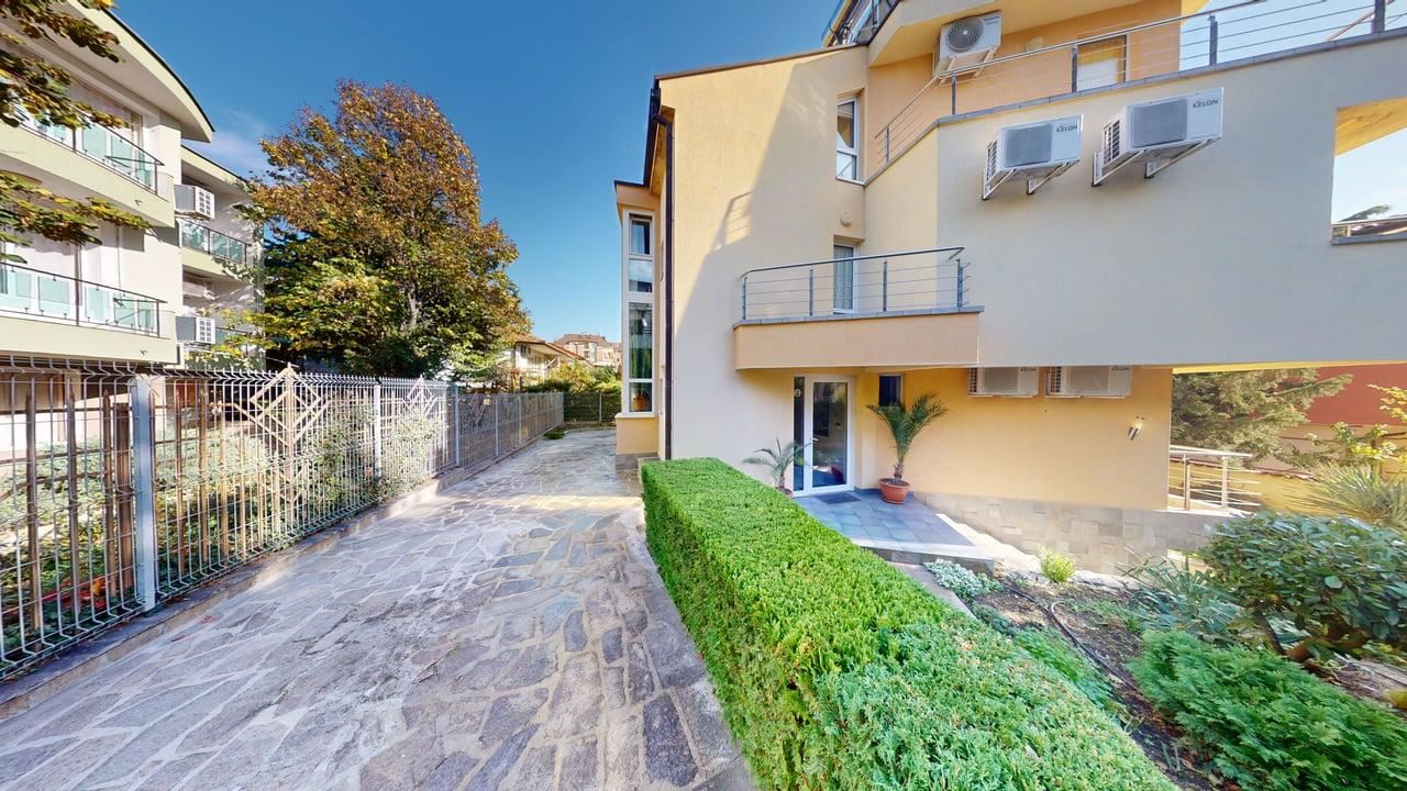 Panoramiczny czterokondygnacyjny dom z 8 sypialniami i widokiem na morze w Słonecznym Brzegu – bez opłaty eksploatacyjnej