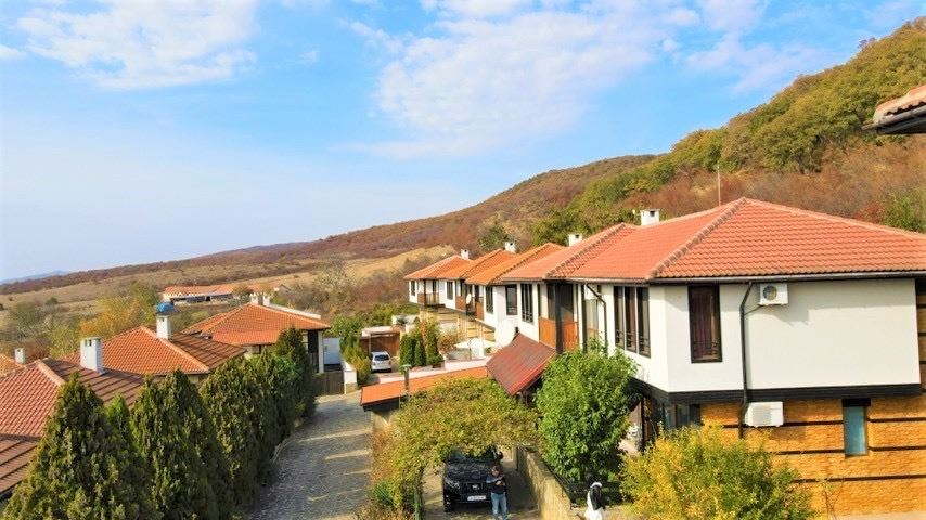 Dwupiętrowy dom z samochodem w prezencie w strzeżonym kompleksie w Goritsa