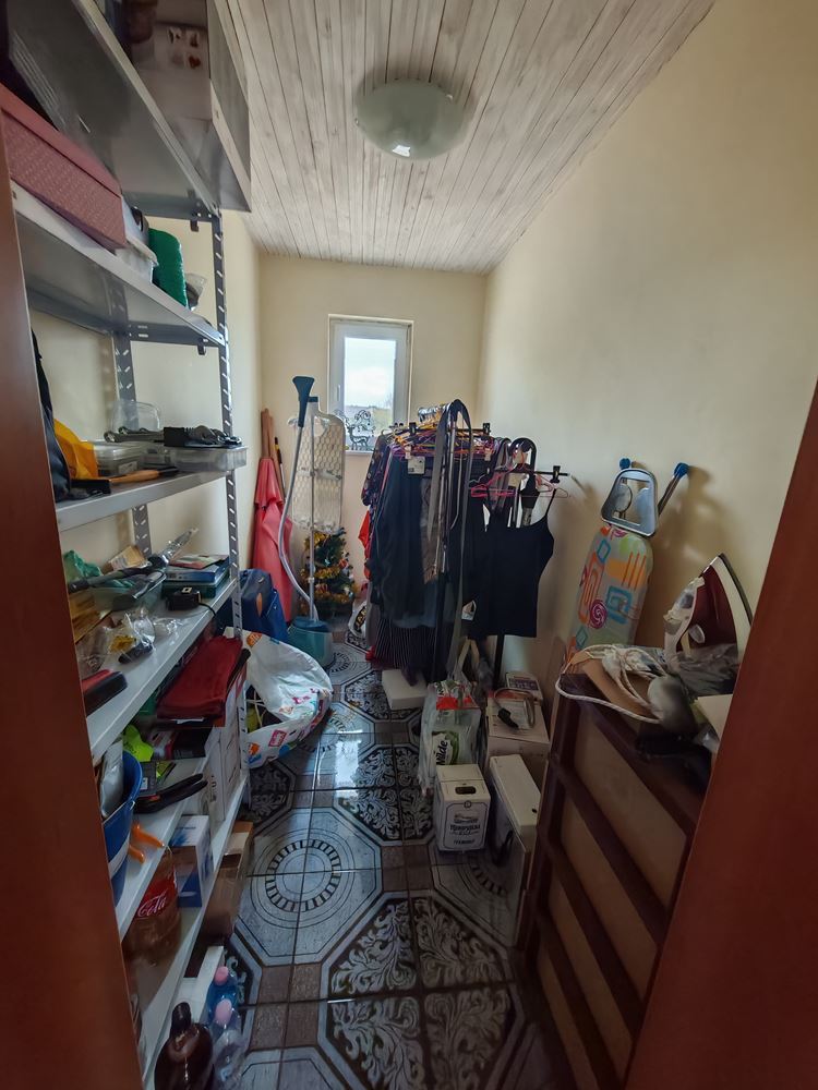 Wolnostojący dwupiętrowy dom z dużym ogrodem i winnicą w miejscowości Poroj – przestrzeń, komfort i spokój