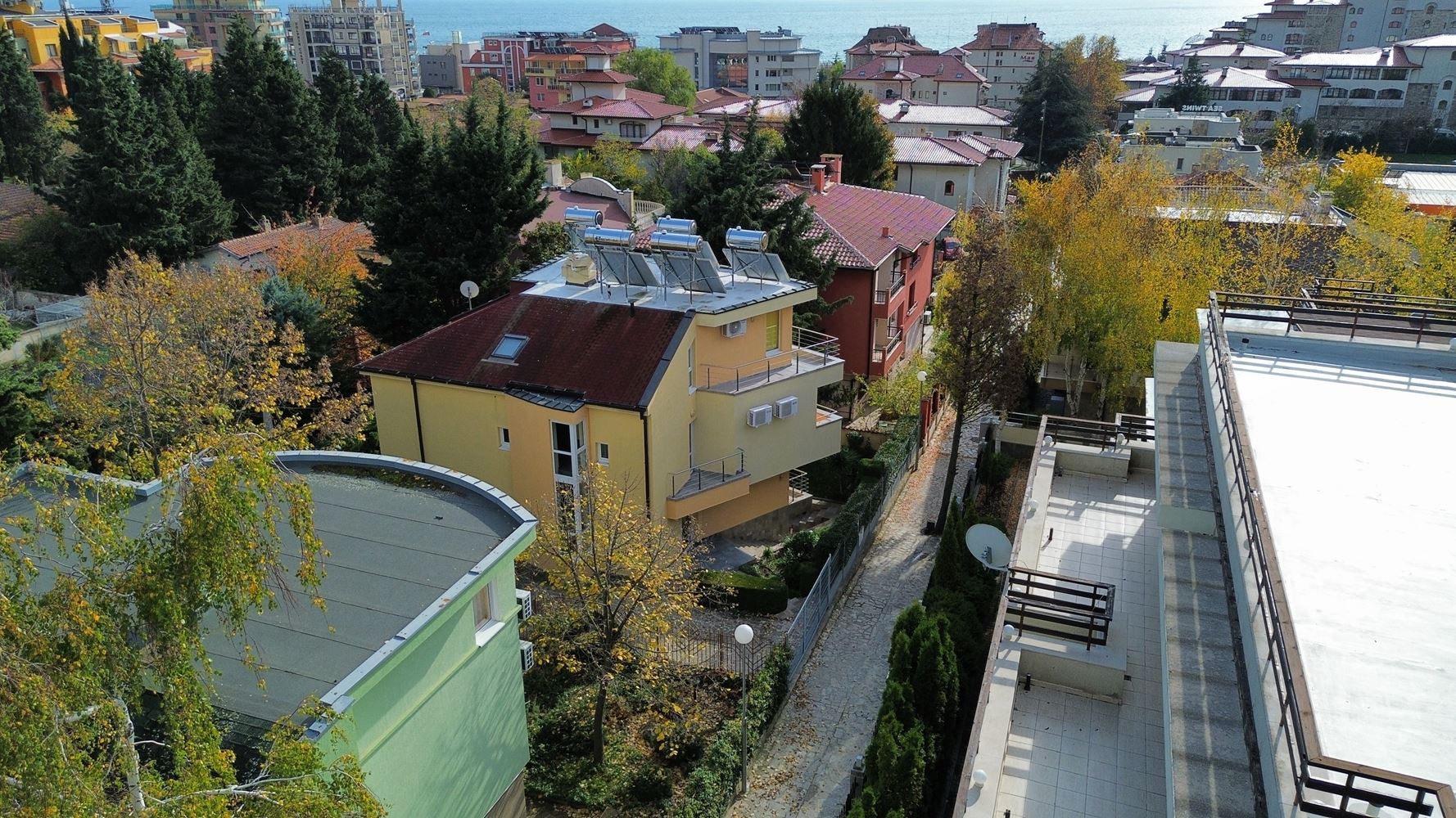 Panoramiczny czterokondygnacyjny dom z 8 sypialniami i widokiem na morze w Słonecznym Brzegu – bez opłaty eksploatacyjnej