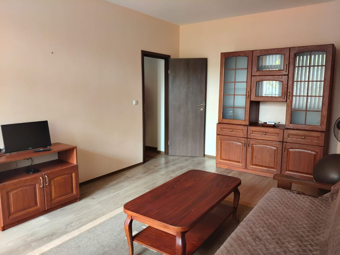  Przestronny trzypiętrowy dom jednorodzinny w centrum Rawdy – komfort, prestiż i pełna niezależność