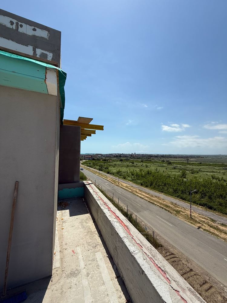 Luksusowy przestronny dom z panoramicznymi tarasami i prywatnym ogrodem w nowoczesnym kompleksie blisko morza