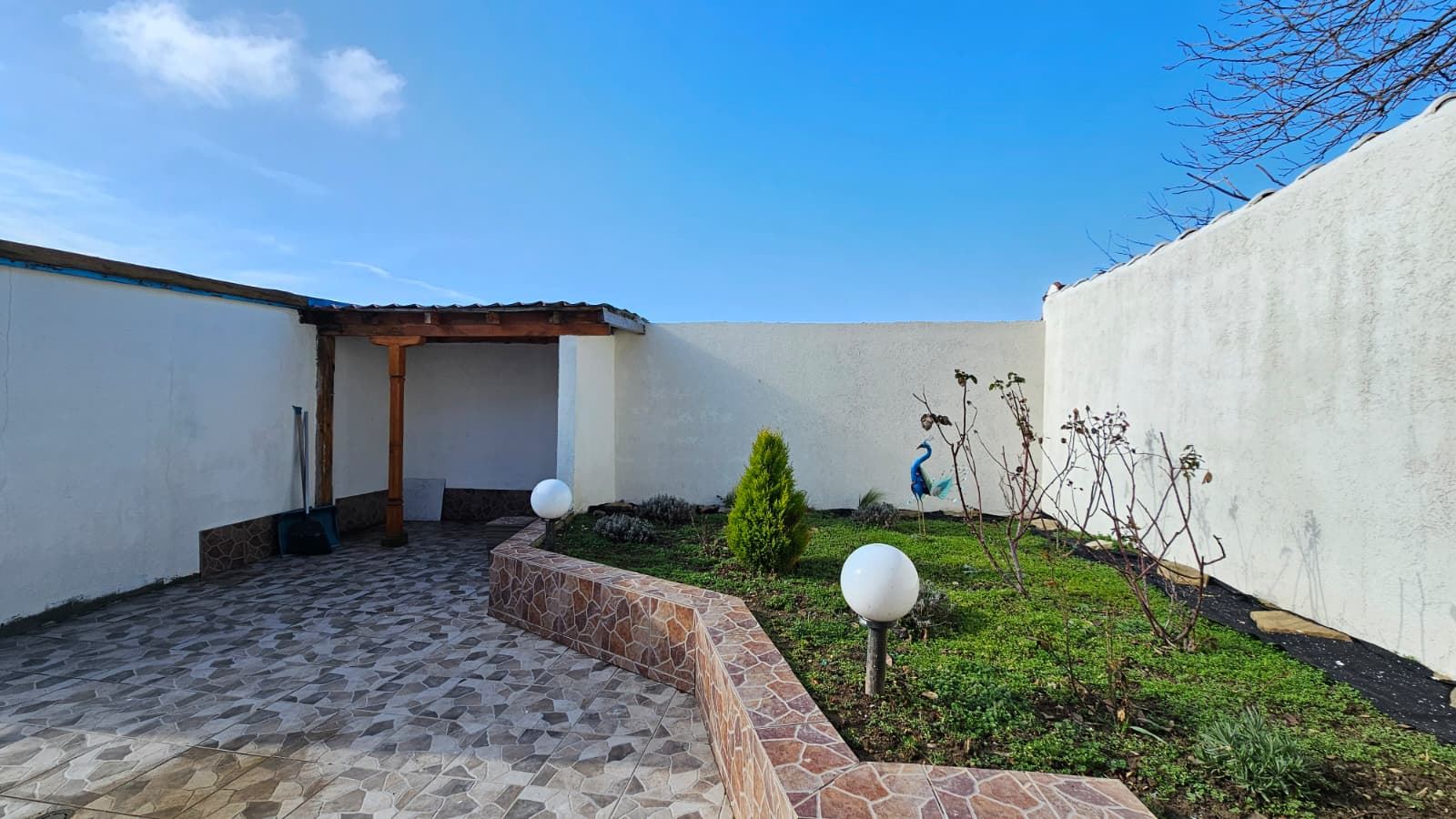 Wyjątkowy parterowy dom z przestronnym ogrodem w spokojnej wsi Kosharitsa