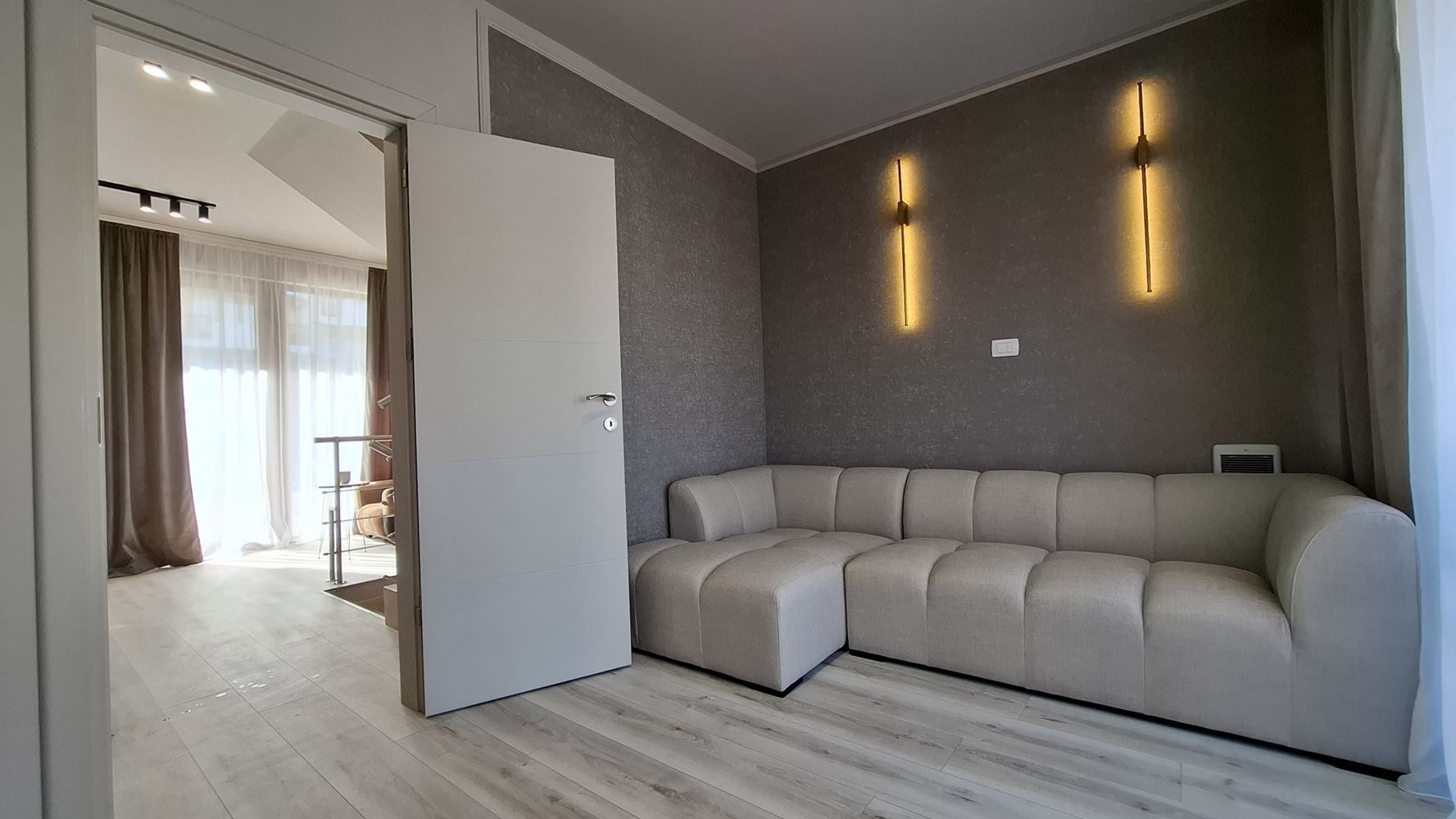 Luksusowy trzypiętrowy townhouse 50 metrów od plaży – całkowicie nowy dom z nowoczesnym wnętrzem i pełnym komfortem