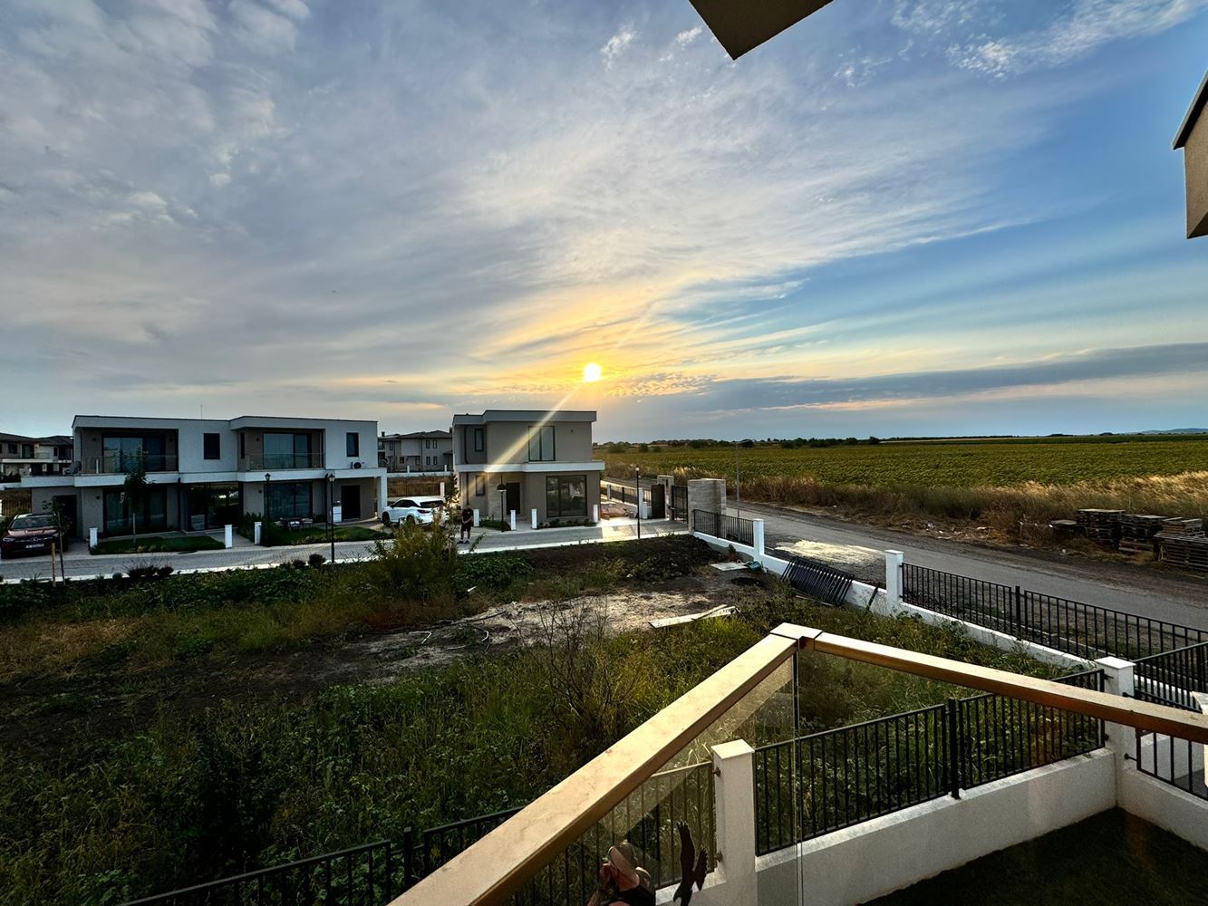  Nowoczesny dwupiętrowy dom z ogrodem w luksusowym kompleksie między Pomorie a Sarafovo – styl, przestrzeń i natura