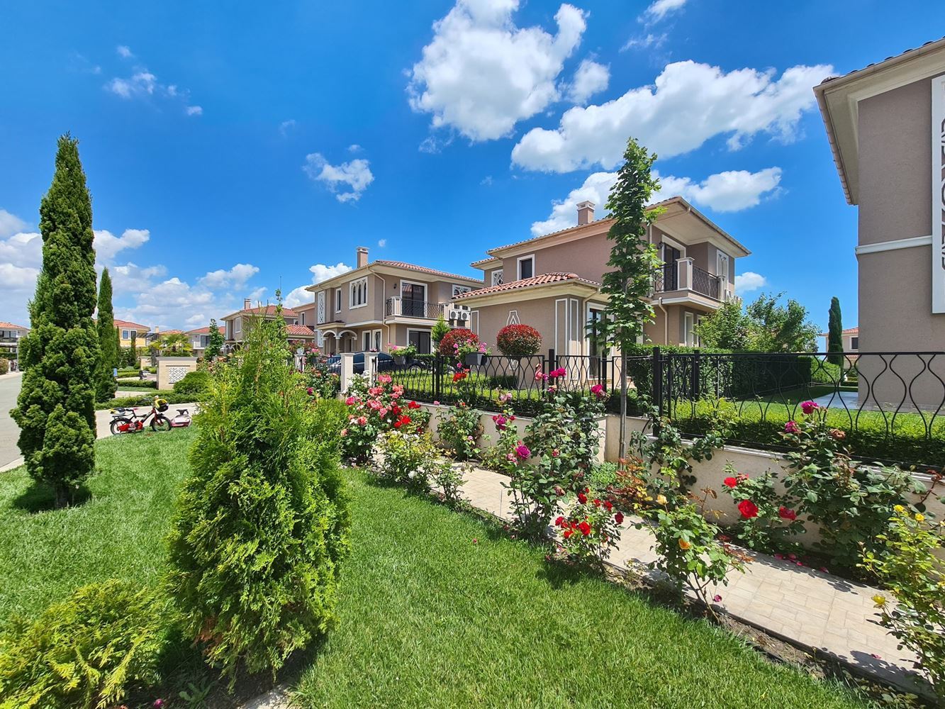 Dwupiętrowy dom z dwiema sypialniami i miejscem parkingowym w nowoczesnym, zamkniętym kompleksie o długoterminowym potencjale inwestycyjnym