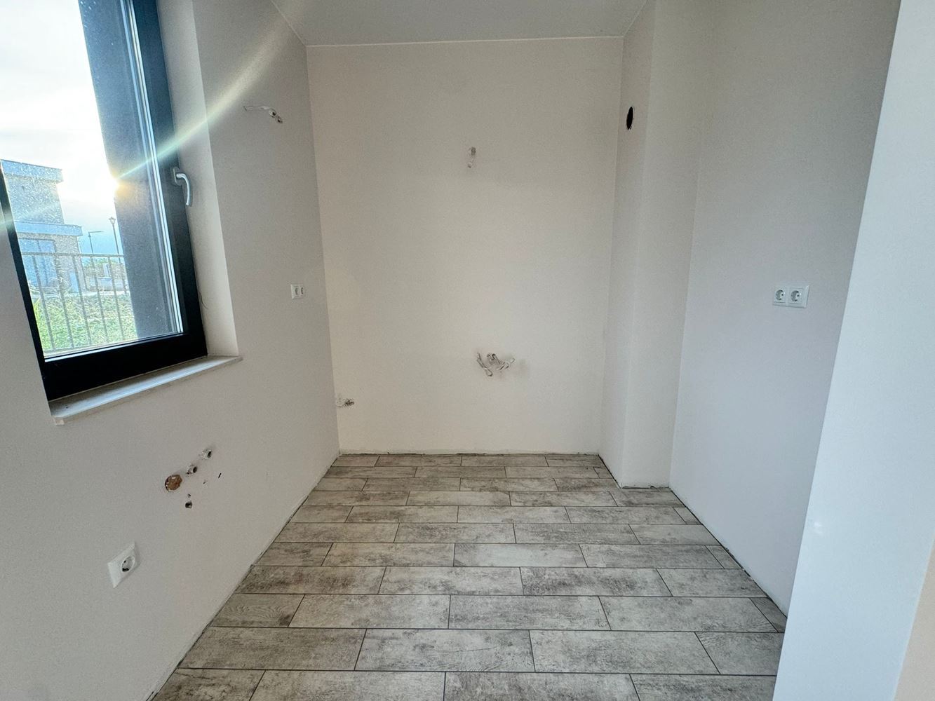  Nowoczesny dwupiętrowy dom z ogrodem w luksusowym kompleksie między Pomorie a Sarafovo – styl, przestrzeń i natura