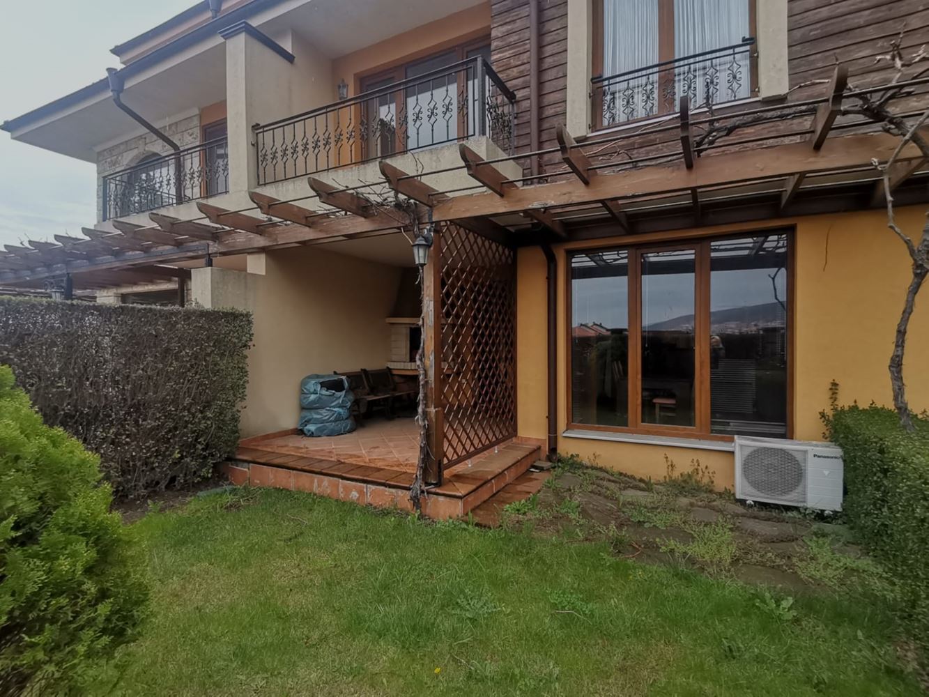 Przestronny dwupokojowy townhouse z ogrodem i tarasami w Sveti Vlas