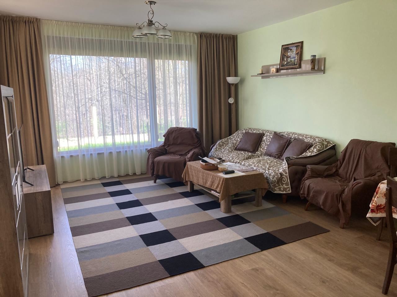  Przestronny trzypiętrowy dom jednorodzinny w centrum Rawdy – komfort, prestiż i pełna niezależność