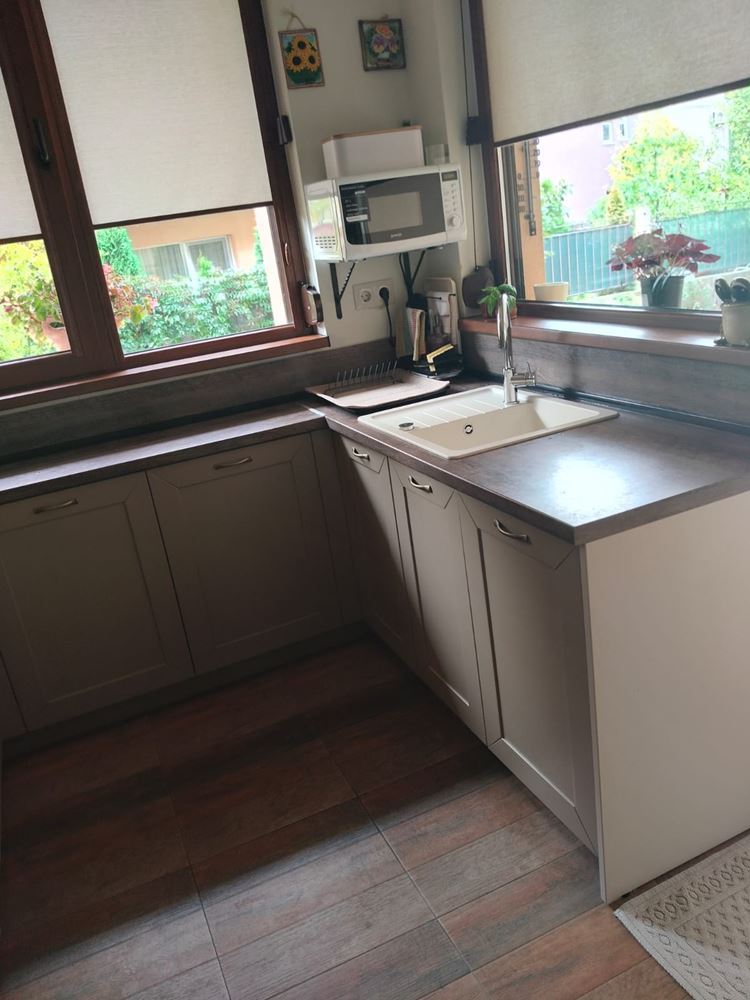  Przestronny trzypiętrowy dom jednorodzinny w centrum Rawdy – komfort, prestiż i pełna niezależność