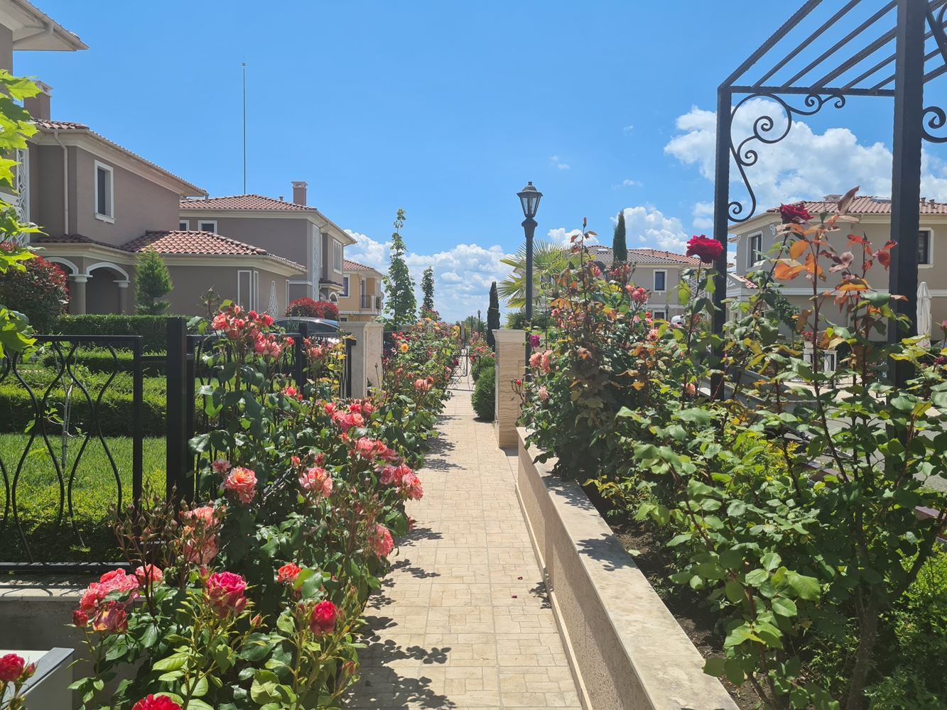 Luksusowy dom z dwoma miejscami parkingowymi w nowym zamkniętym kompleksie w Pomorie – doskonała inwestycja w wymarzony dom