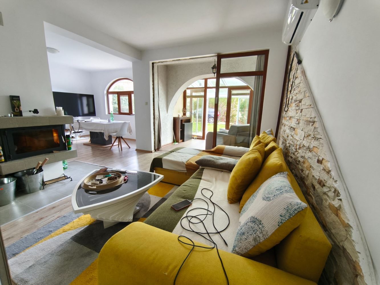 Dwukondygnacyjny dom wolnostojący w miejscowości Goritsa – całkowicie odnowiony dom z ogrodem i piękną werandą