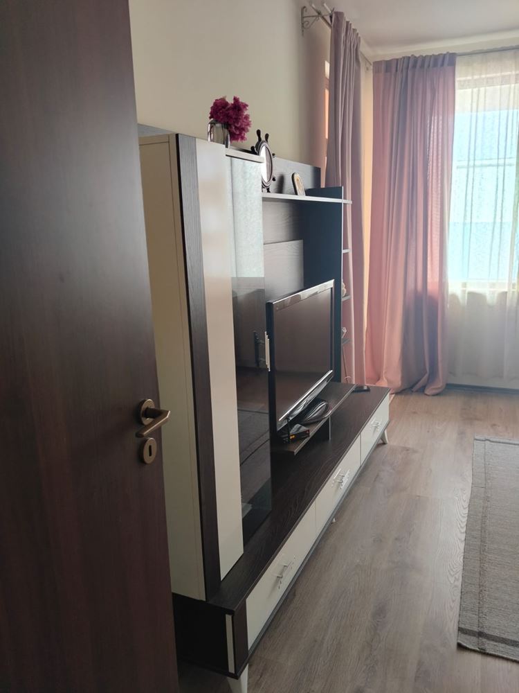  Przestronny trzypiętrowy dom jednorodzinny w centrum Rawdy – komfort, prestiż i pełna niezależność