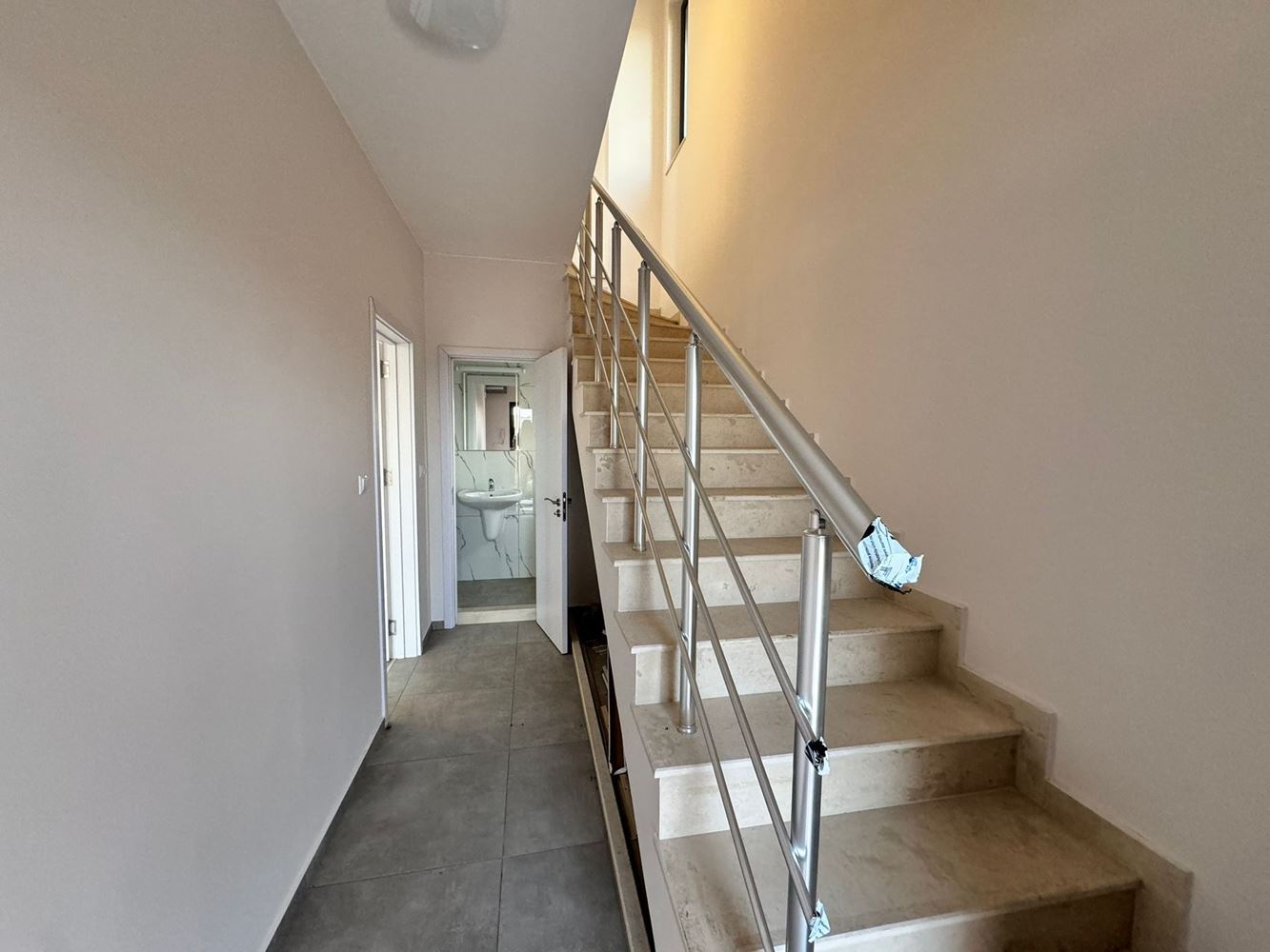  Nowoczesny dwupiętrowy dom z ogrodem w luksusowym kompleksie między Pomorie a Sarafovo – styl, przestrzeń i natura