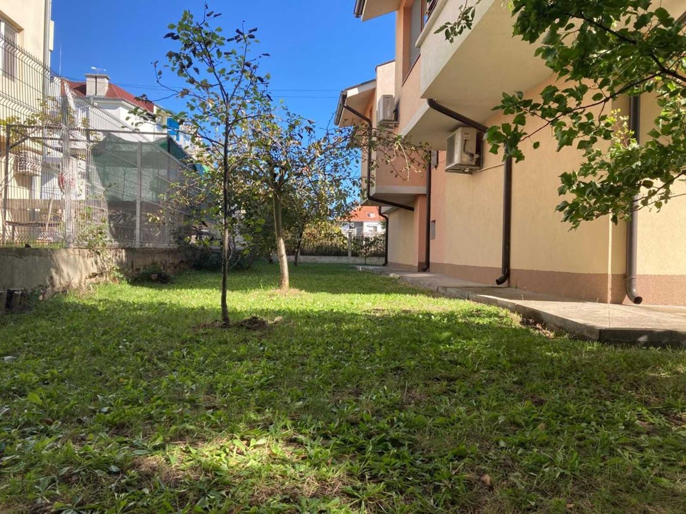  Przestronny trzypiętrowy dom jednorodzinny w centrum Rawdy – komfort, prestiż i pełna niezależność