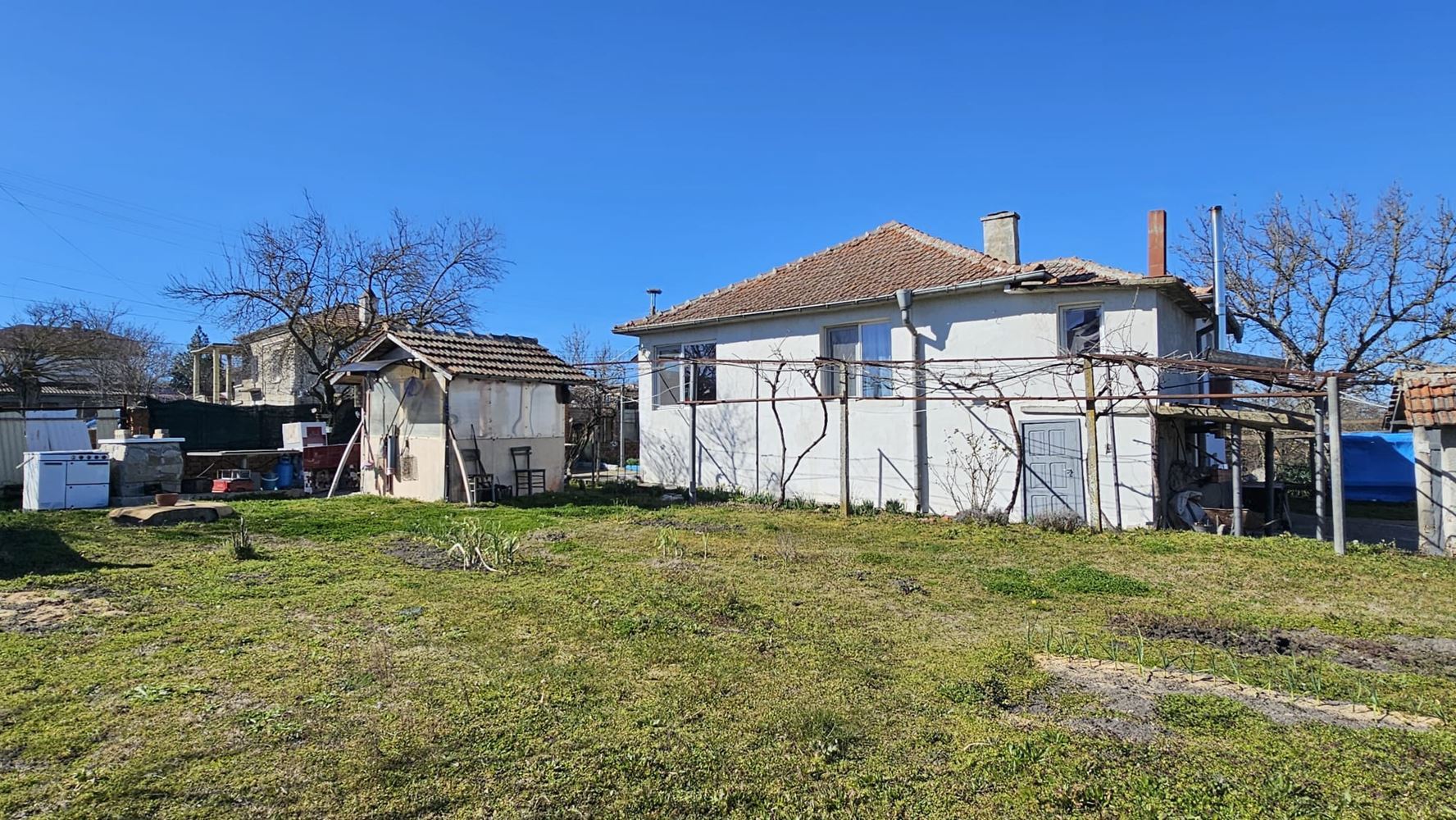  Doskonały parterowy dom z basenem i przestronnym ogrodem w wiosce Dyulevo