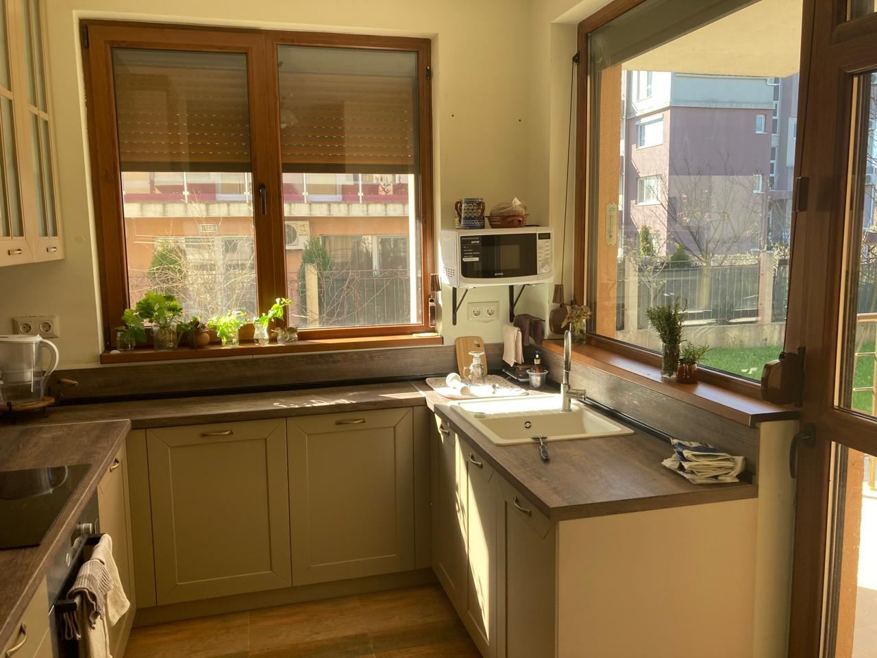  Przestronny trzypiętrowy dom jednorodzinny w centrum Rawdy – komfort, prestiż i pełna niezależność