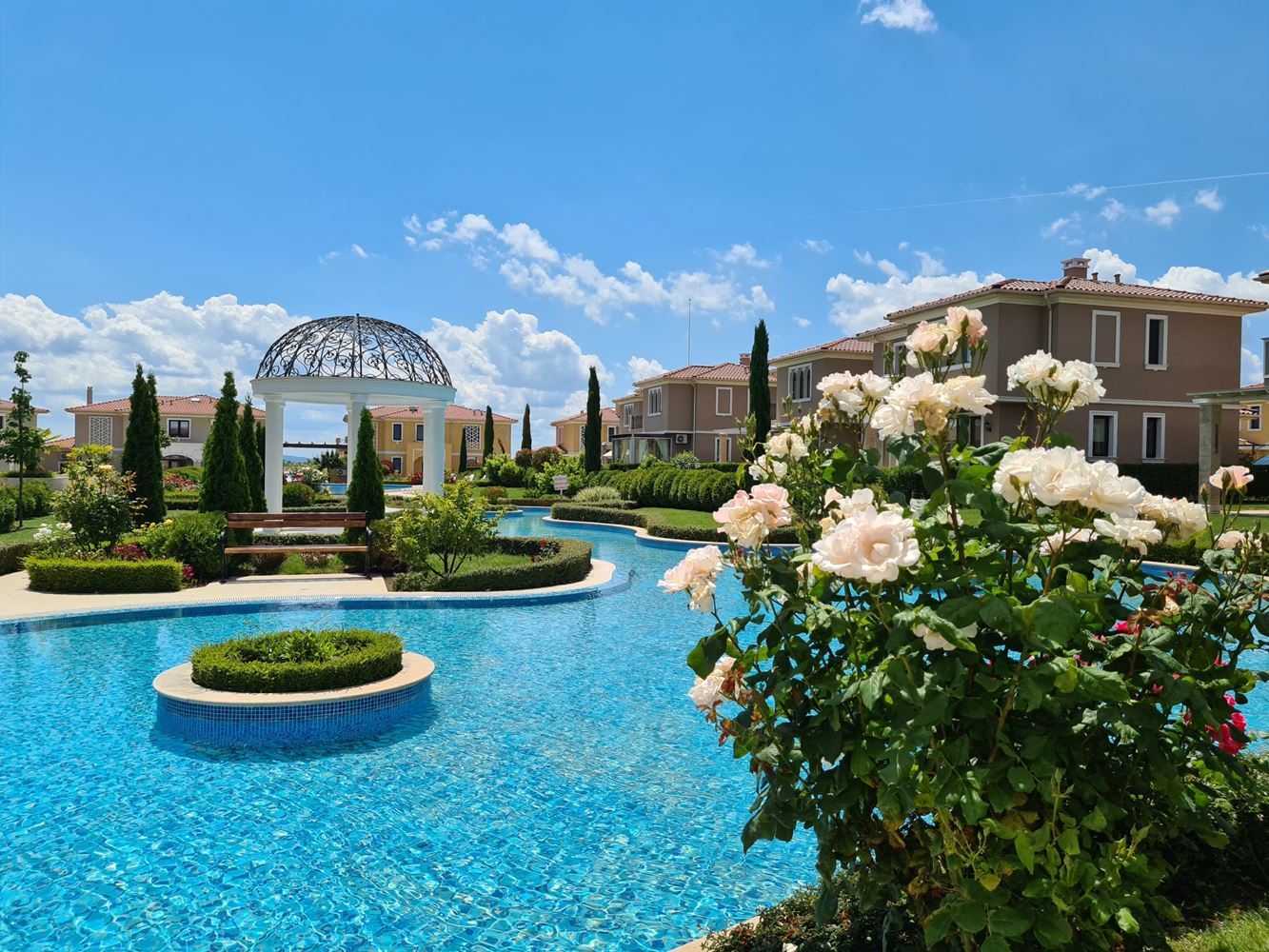 Wyjątkowy dwupiętrowy dom z trzema sypialniami i przestronnym ogrodem w luksusowym, strzeżonym kompleksie między Sarafovo a Pomorie