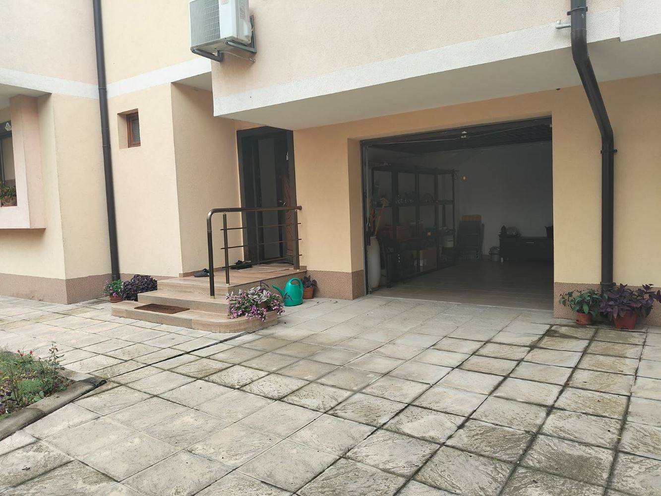  Przestronny trzypiętrowy dom jednorodzinny w centrum Rawdy – komfort, prestiż i pełna niezależność