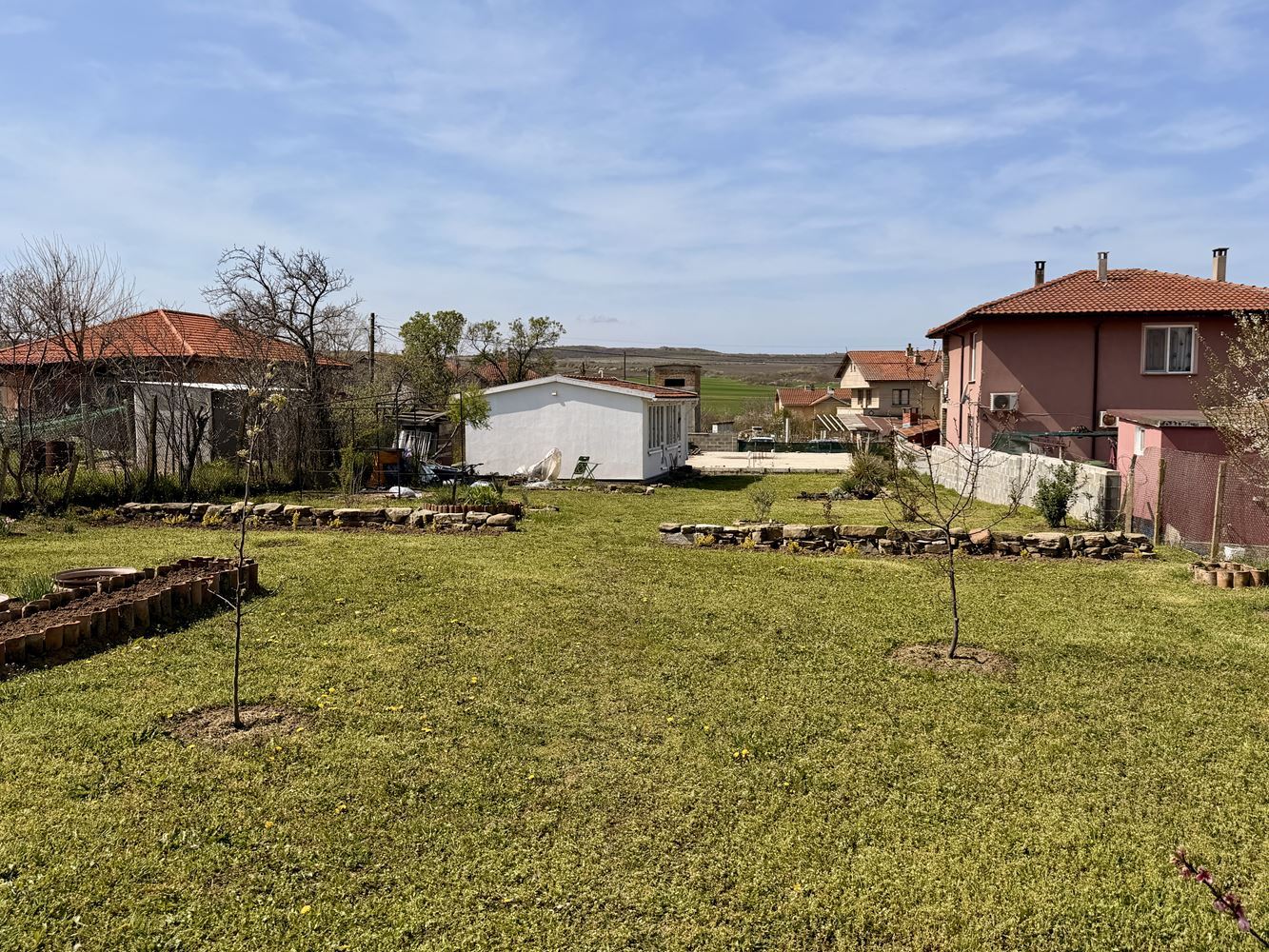 Działka z domem i gotowym projektem rozbudowy w miejscowości Poroy – natura, spokój i potencjał inwestycyjny kilka minut od morza