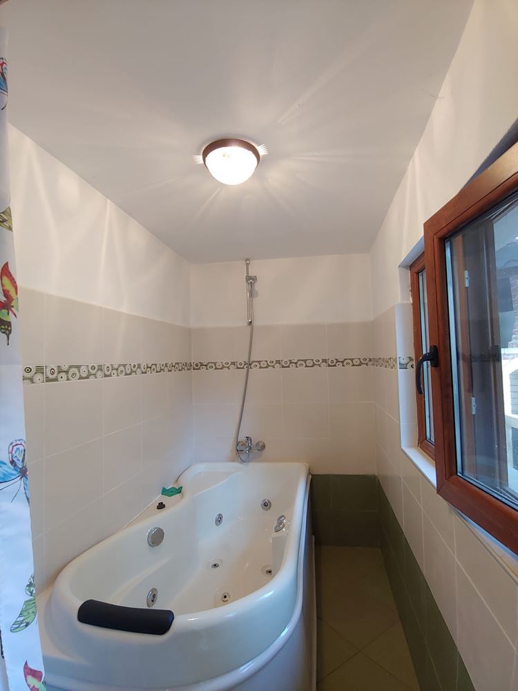 Przestronny dwupiętrowy dom z ogromnym ogrodem, kominkiem, sauną i jacuzzi we wsi Drachevo