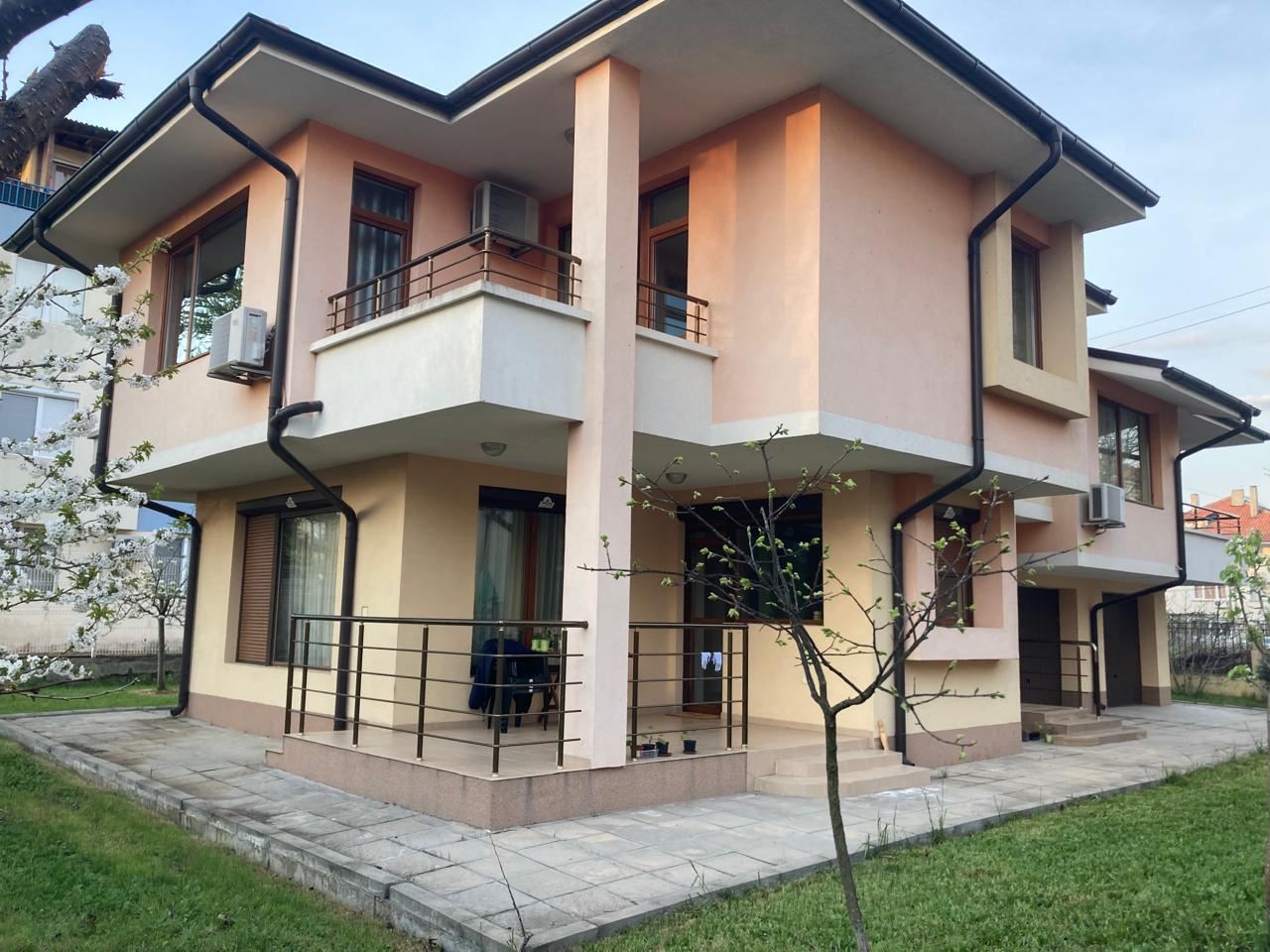  Przestronny trzypiętrowy dom jednorodzinny w centrum Rawdy – komfort, prestiż i pełna niezależność