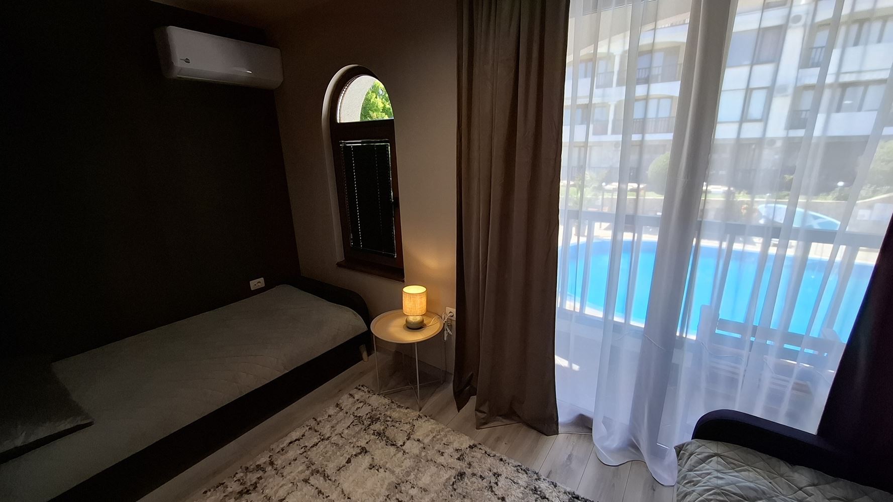 Luksusowy trzypiętrowy townhouse 50 metrów od plaży – całkowicie nowy dom z nowoczesnym wnętrzem i pełnym komfortem