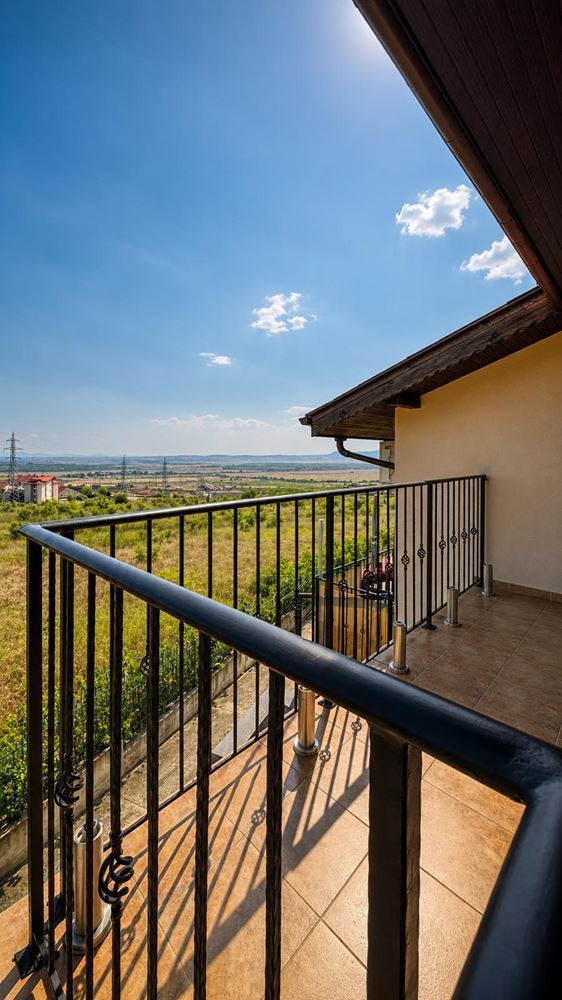Luksusowy dwupiętrowy dom z panoramicznym widokiem na morze nad Słonecznym Brzegiem – przestrzeń, spokój i życie nad morzem