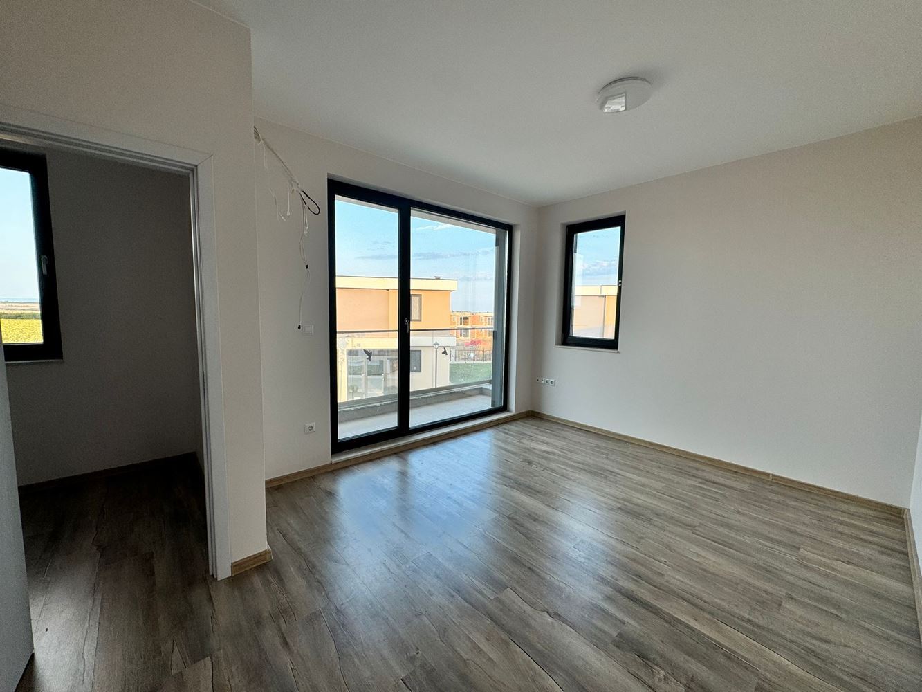  Nowoczesny dwupiętrowy dom z ogrodem w luksusowym kompleksie między Pomorie a Sarafovo – styl, przestrzeń i natura