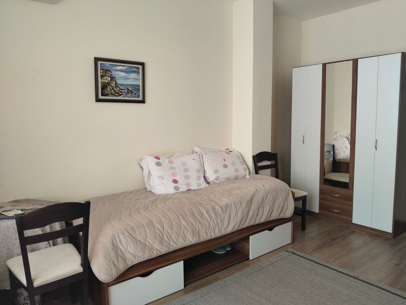  Przestronny trzypiętrowy dom jednorodzinny w centrum Rawdy – komfort, prestiż i pełna niezależność