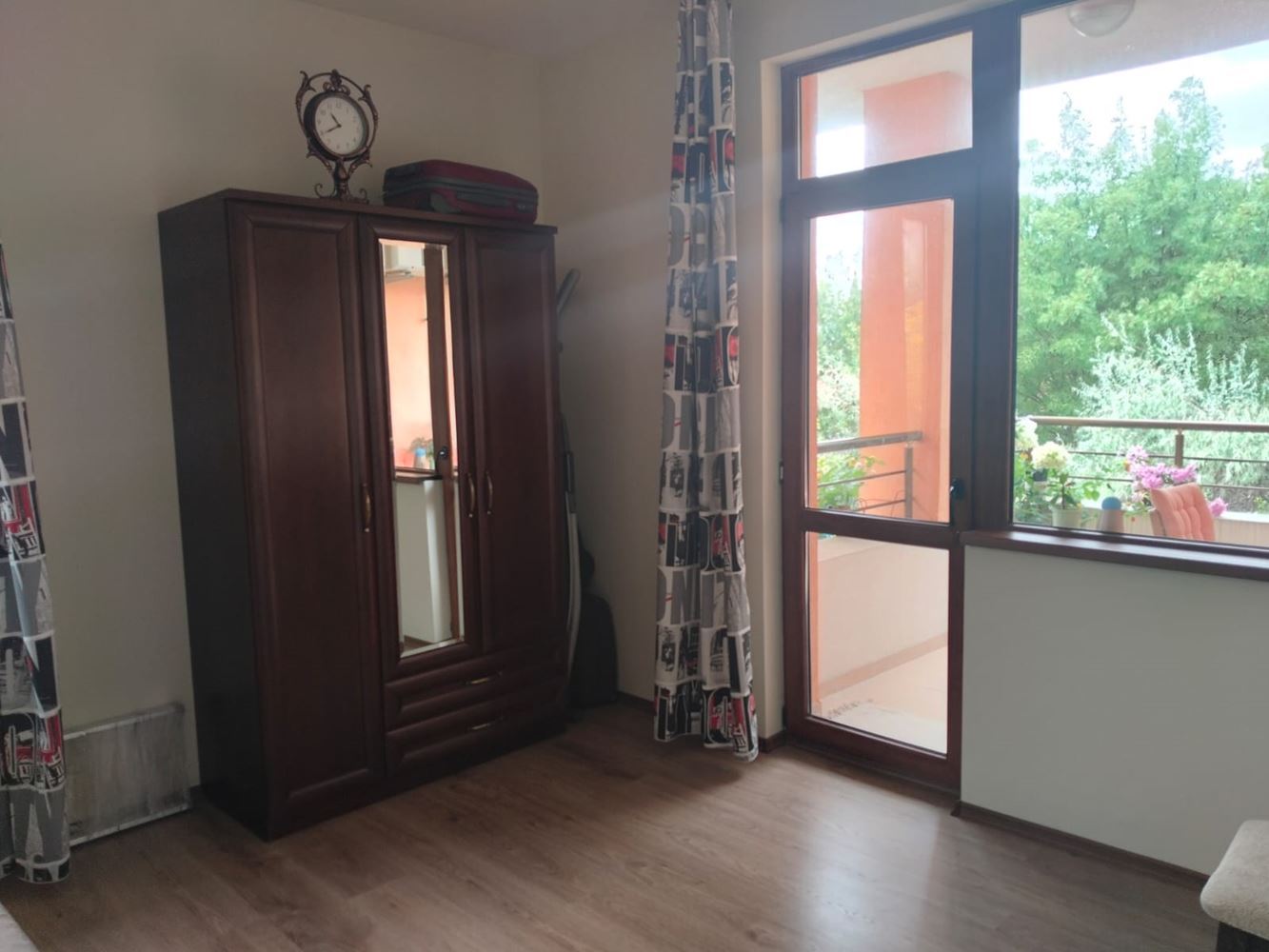  Przestronny trzypiętrowy dom jednorodzinny w centrum Rawdy – komfort, prestiż i pełna niezależność