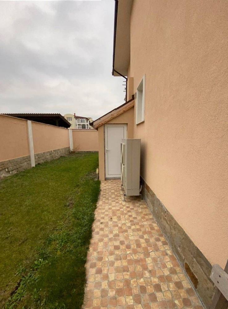 Nowoczesny dom w centrum Rawdy – luksusowy gotowy do zamieszkania dom z doskonałą lokalizacją i własną działką