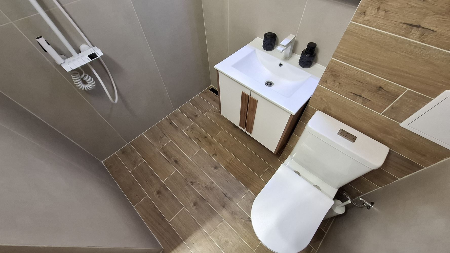 Luksusowy trzypiętrowy townhouse 50 metrów od plaży – całkowicie nowy dom z nowoczesnym wnętrzem i pełnym komfortem