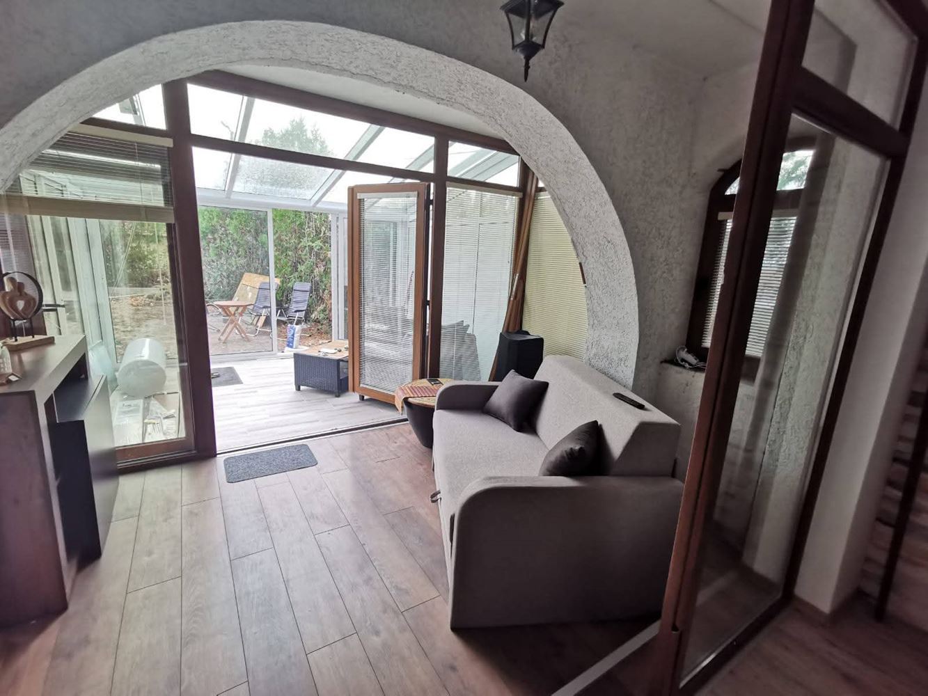 Dwukondygnacyjny dom wolnostojący w miejscowości Goritsa – całkowicie odnowiony dom z ogrodem i piękną werandą