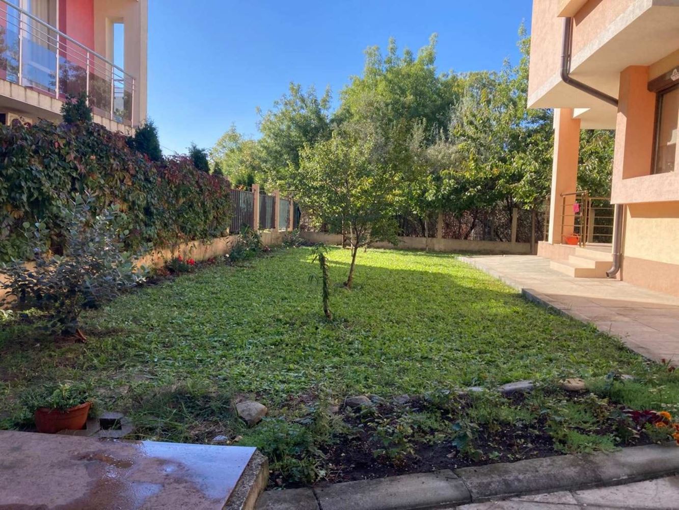  Przestronny trzypiętrowy dom jednorodzinny w centrum Rawdy – komfort, prestiż i pełna niezależność