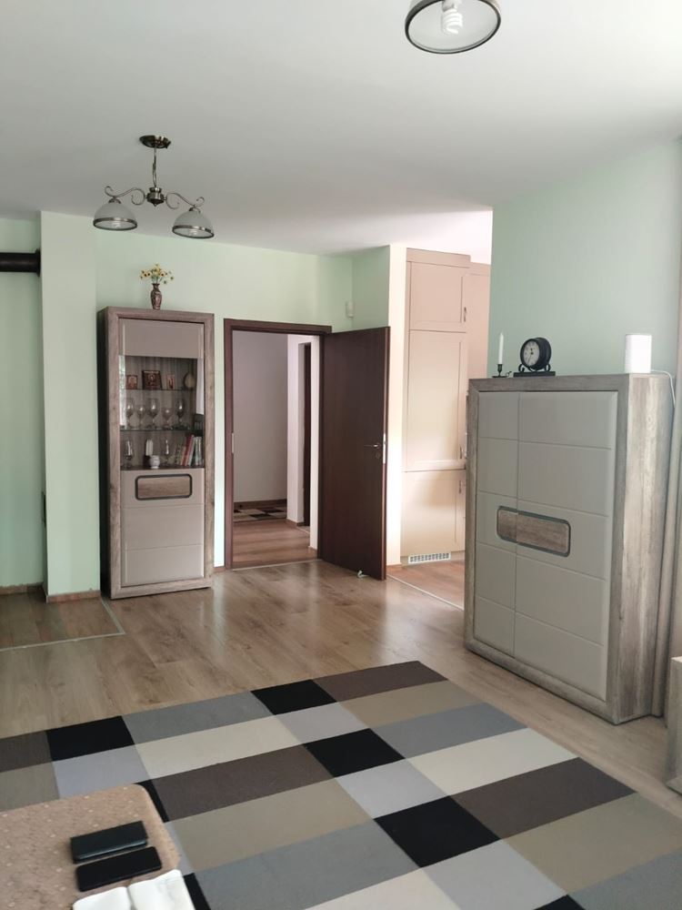  Przestronny trzypiętrowy dom jednorodzinny w centrum Rawdy – komfort, prestiż i pełna niezależność