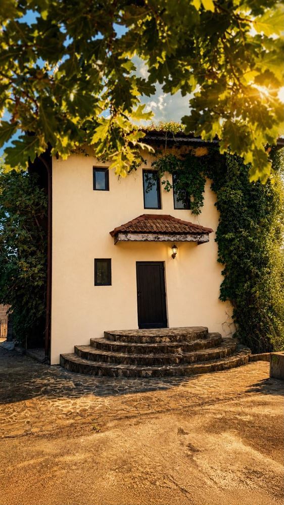 Luksusowy dwupiętrowy dom z panoramicznym widokiem na morze nad Słonecznym Brzegiem – przestrzeń, spokój i życie nad morzem