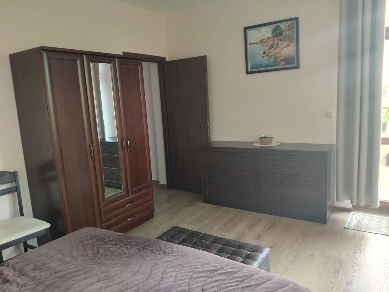  Przestronny trzypiętrowy dom jednorodzinny w centrum Rawdy – komfort, prestiż i pełna niezależność