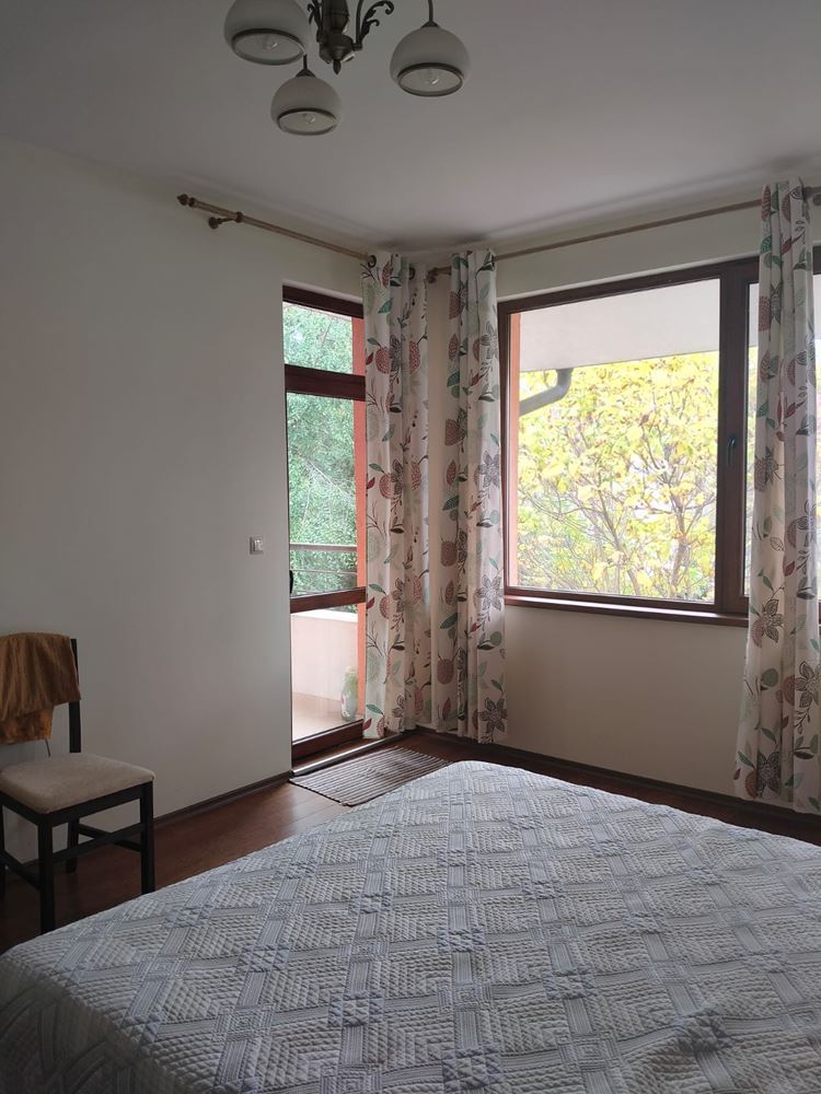  Przestronny trzypiętrowy dom jednorodzinny w centrum Rawdy – komfort, prestiż i pełna niezależność