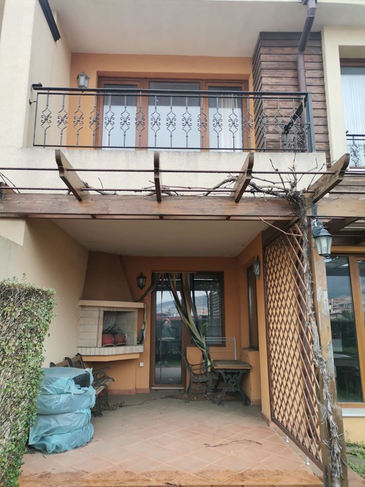 Przestronny dwupokojowy townhouse z ogrodem i tarasami w Sveti Vlas