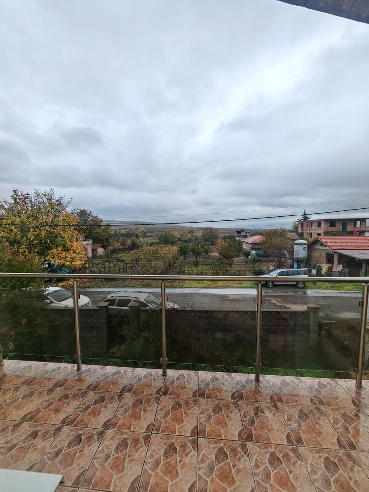 Wolnostojący dwupiętrowy dom z dużym ogrodem i winnicą w miejscowości Poroj – przestrzeń, komfort i spokój
