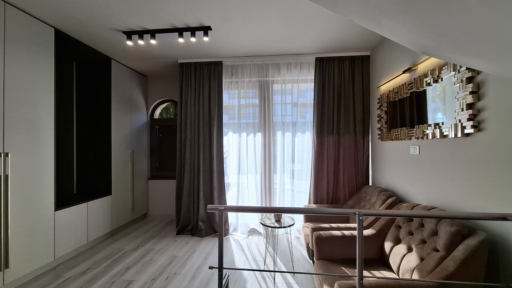 Luksusowy trzypiętrowy townhouse 50 metrów od plaży – całkowicie nowy dom z nowoczesnym wnętrzem i pełnym komfortem