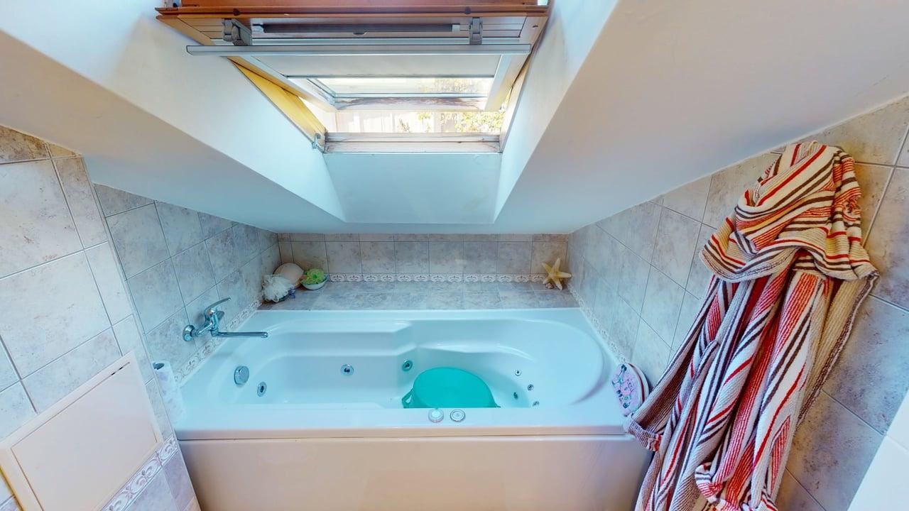 Panoramiczny czterokondygnacyjny dom z 8 sypialniami i widokiem na morze w Słonecznym Brzegu – bez opłaty eksploatacyjnej