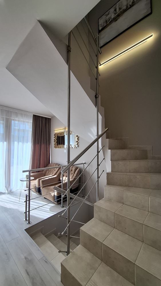 Luksusowy trzypiętrowy townhouse 50 metrów od plaży – całkowicie nowy dom z nowoczesnym wnętrzem i pełnym komfortem
