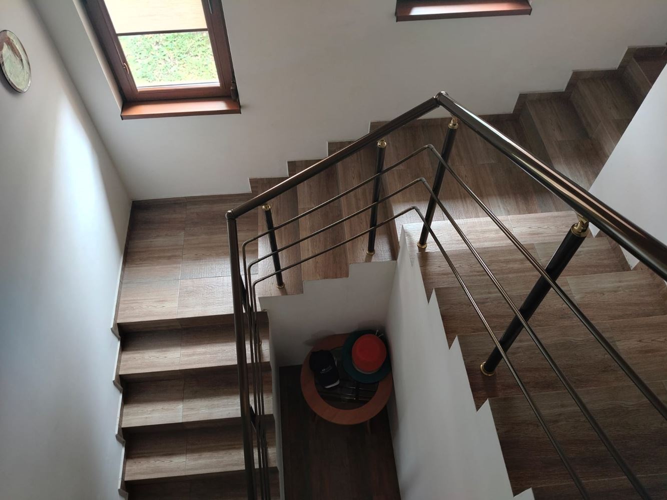  Przestronny trzypiętrowy dom jednorodzinny w centrum Rawdy – komfort, prestiż i pełna niezależność