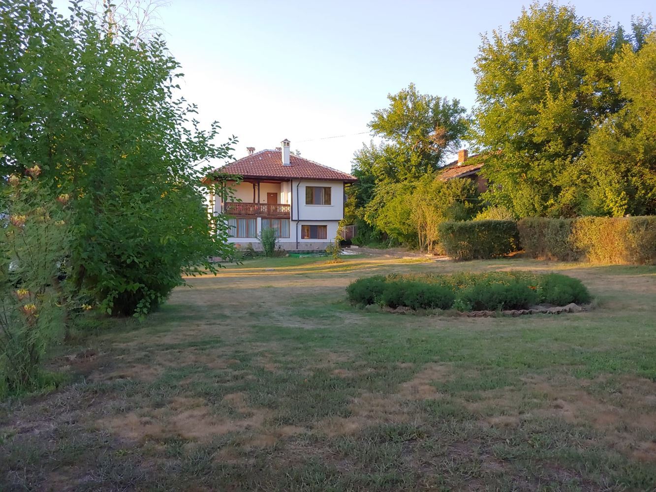 Przestronny dwupiętrowy dom z ogromnym ogrodem, kominkiem, sauną i jacuzzi we wsi Drachevo