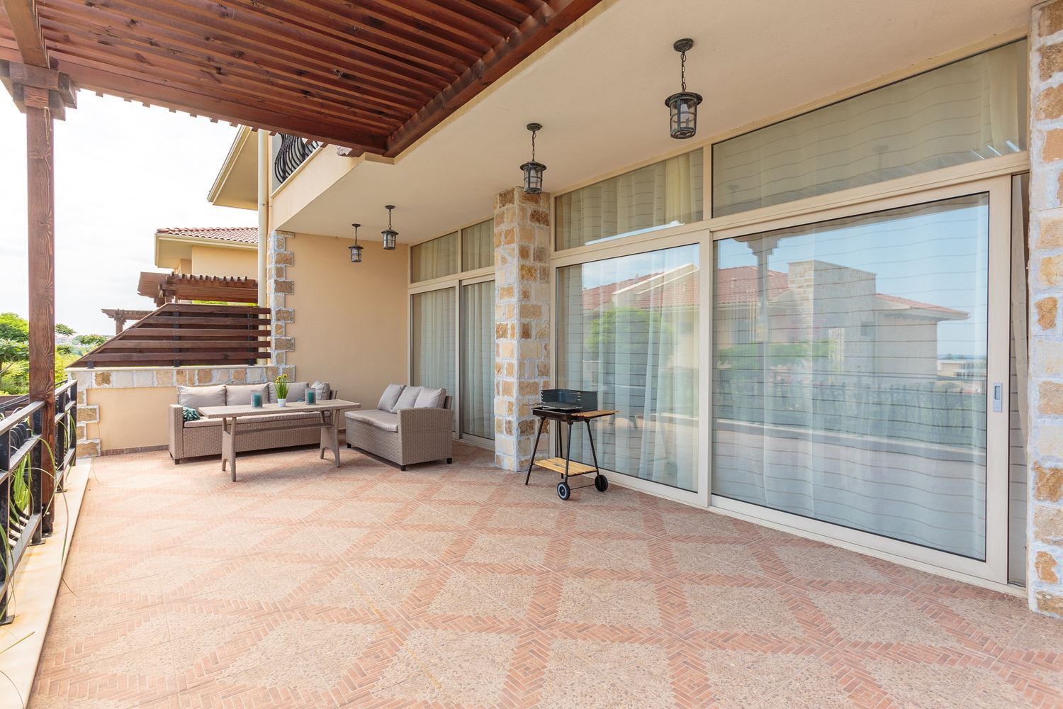  Prestiżowy dom nad morzem z basenem w Lozenets – luksus, spokój i inspirujące widoki