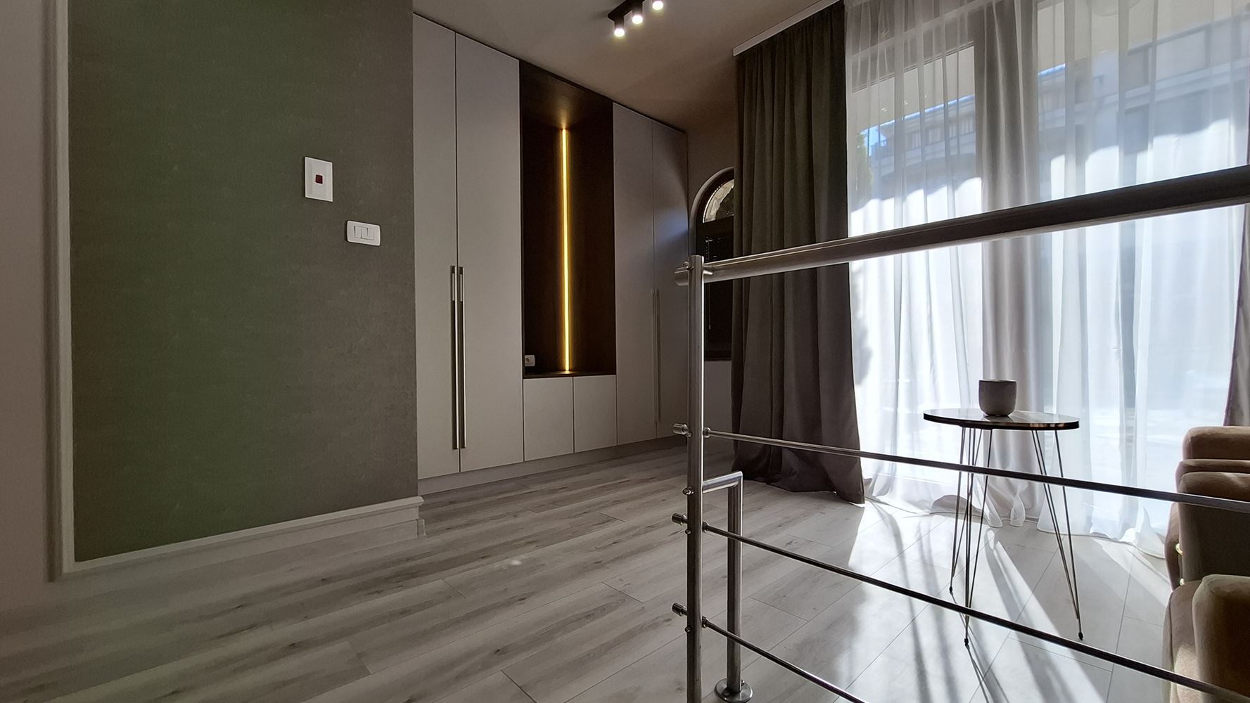 Luksusowy trzypiętrowy townhouse 50 metrów od plaży – całkowicie nowy dom z nowoczesnym wnętrzem i pełnym komfortem